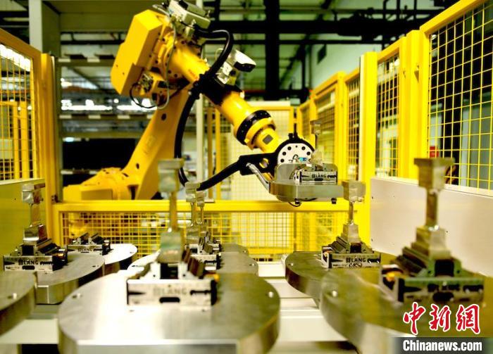 产线机器人放置完工叶片。　刘岗 摄
