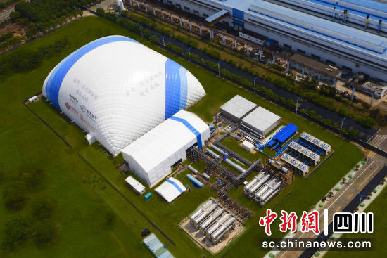 项目像一座蓝白相间的“小山”。Z6尊龙官方网站汽轮机 供图